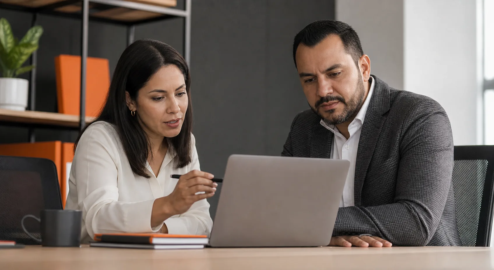 Consultora y directivo analizando información de talento