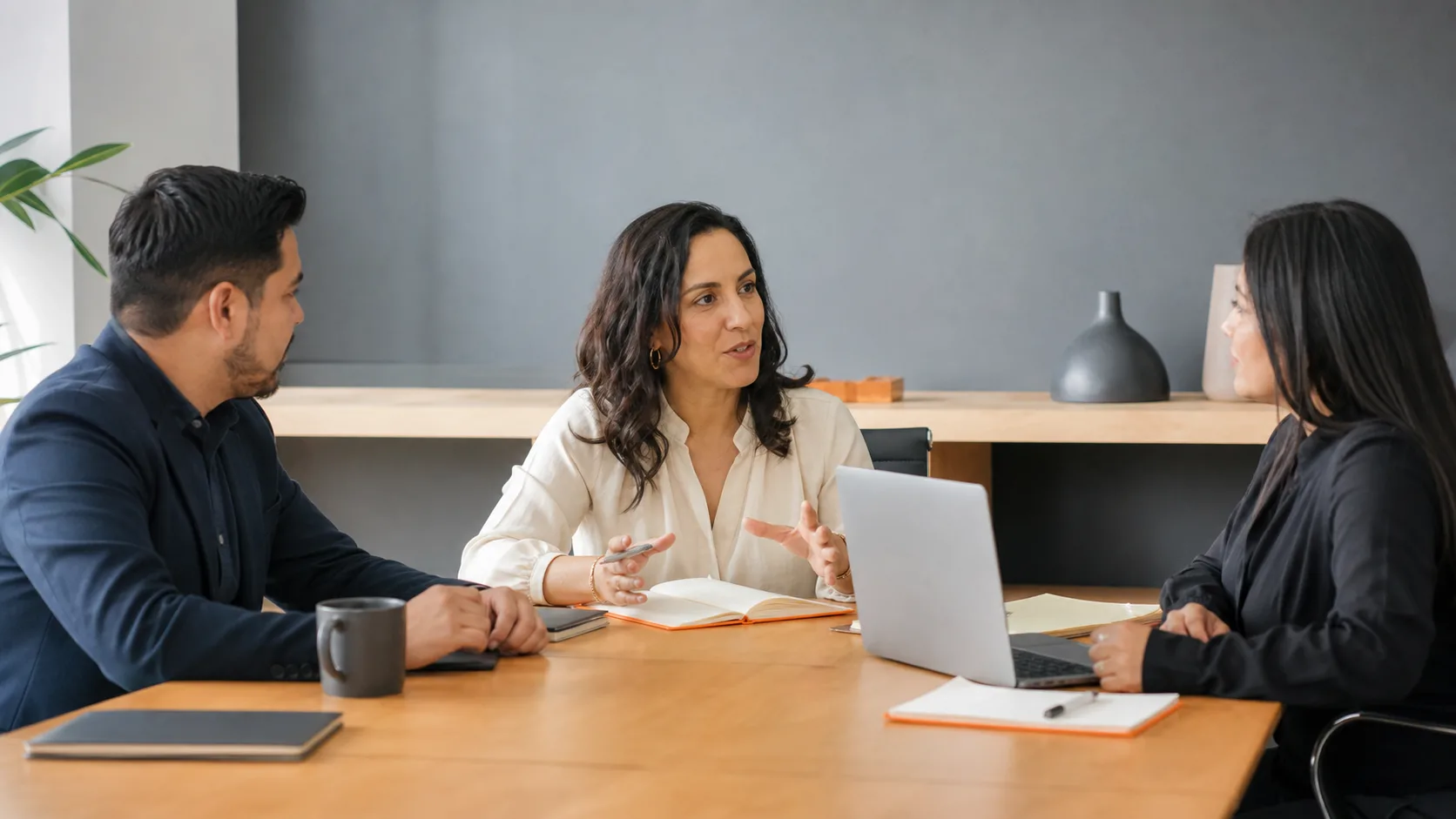 Consultora de recursos humanos facilitando una sesión estratégica