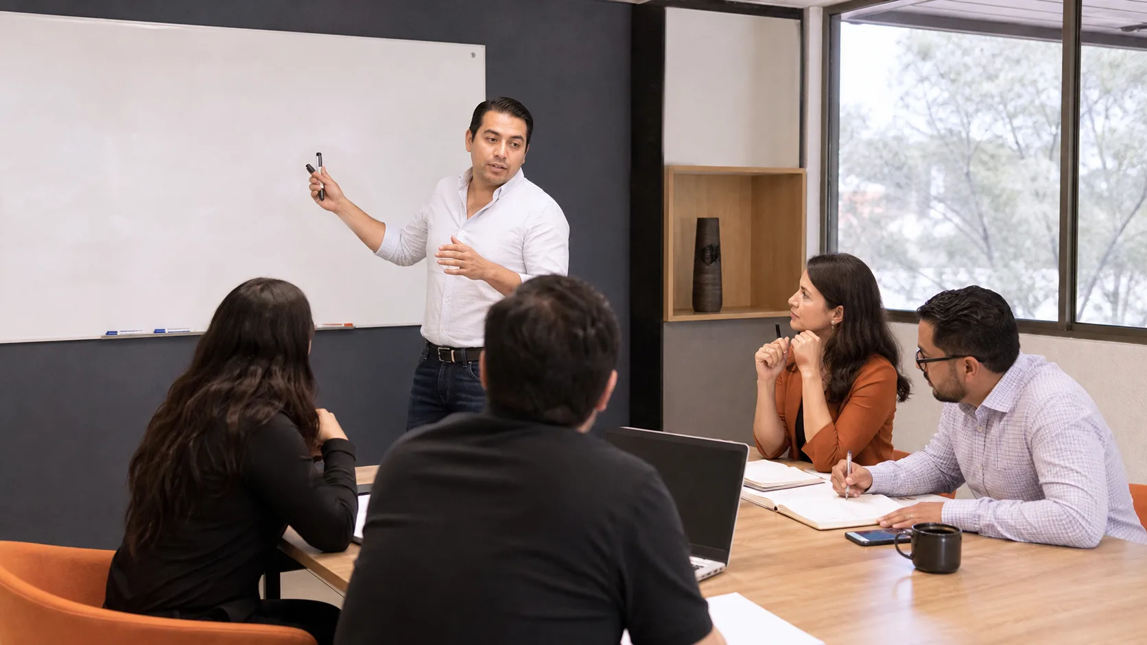 Consultor impartiendo formación a un equipo de trabajo